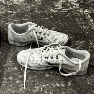 Women’s golf shoes